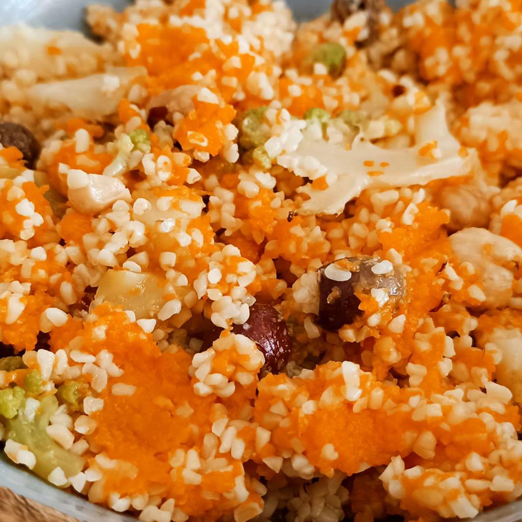 Bulgur met romanesco bloemkool, pompoen, hazelnoten en olijven