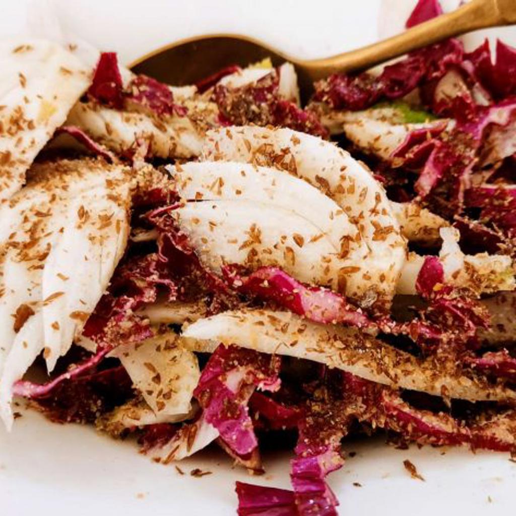 Venkel en paarse kool salade met gemalen lijnzaad