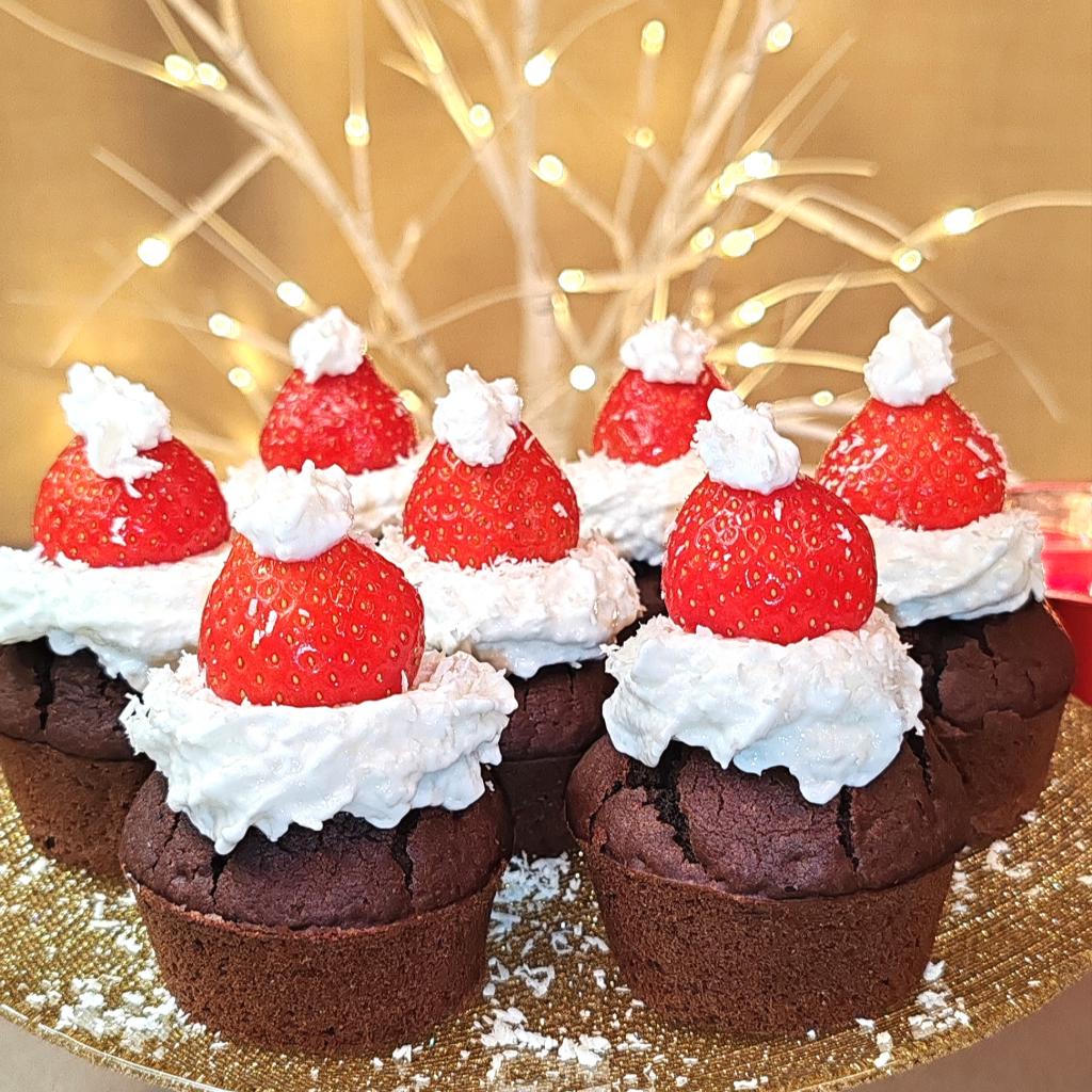 クリスマスカップケーキ(ココアの水入りマフィンとギリシャヨーグルトとココナッツのフロスティング)