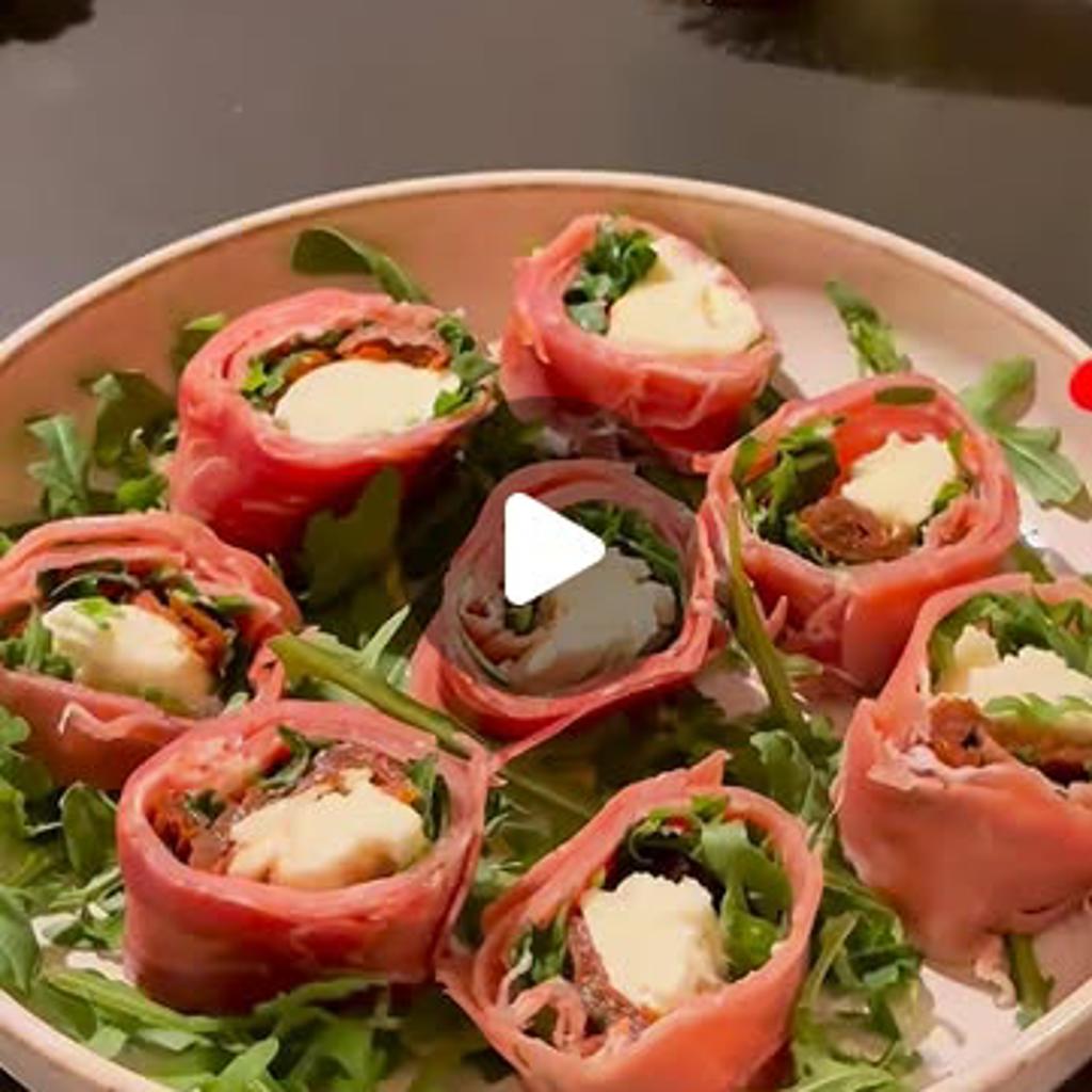 Rolls di prosciutto crudo, rucola, mozzarella e pomodori secchi