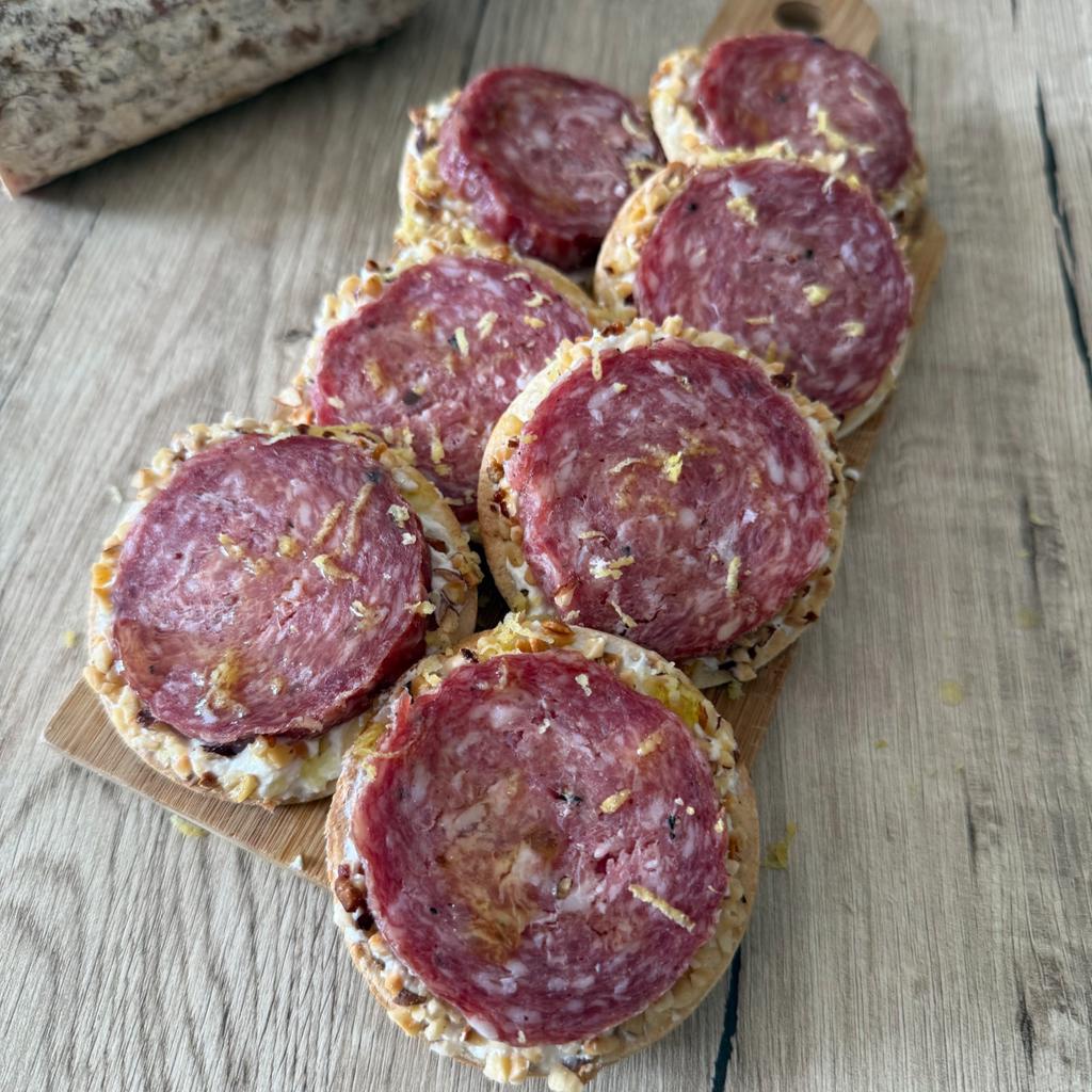Knapperige piadina tartines met truffel salami, ricotta en hazelnoten