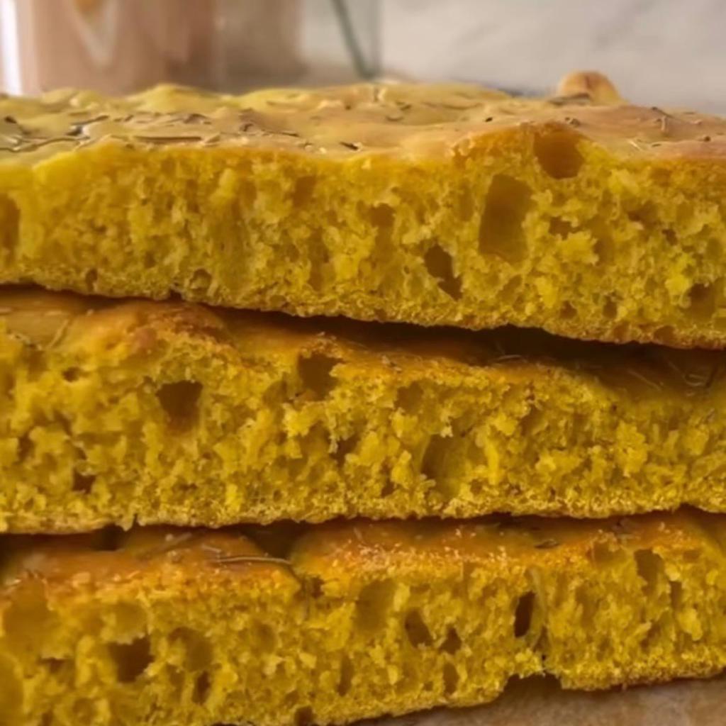 Focaccia cúrcuma e alecrim