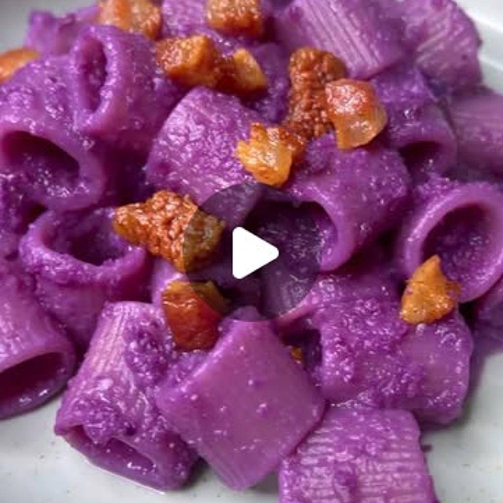 Mezze maniche con crema di cavolo viola e guanciale croccante