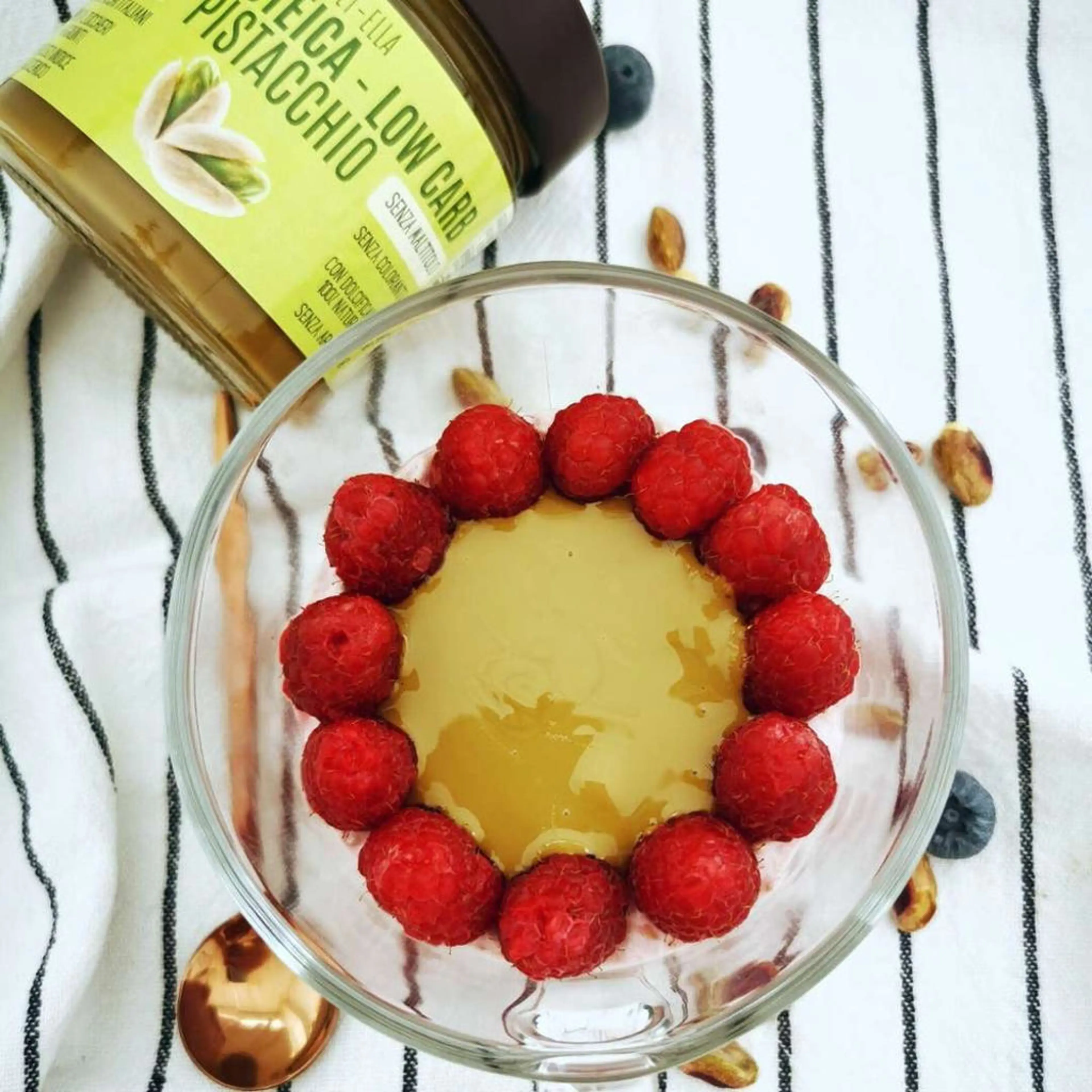 Overnight al lampone e crema proteica al pistacchio