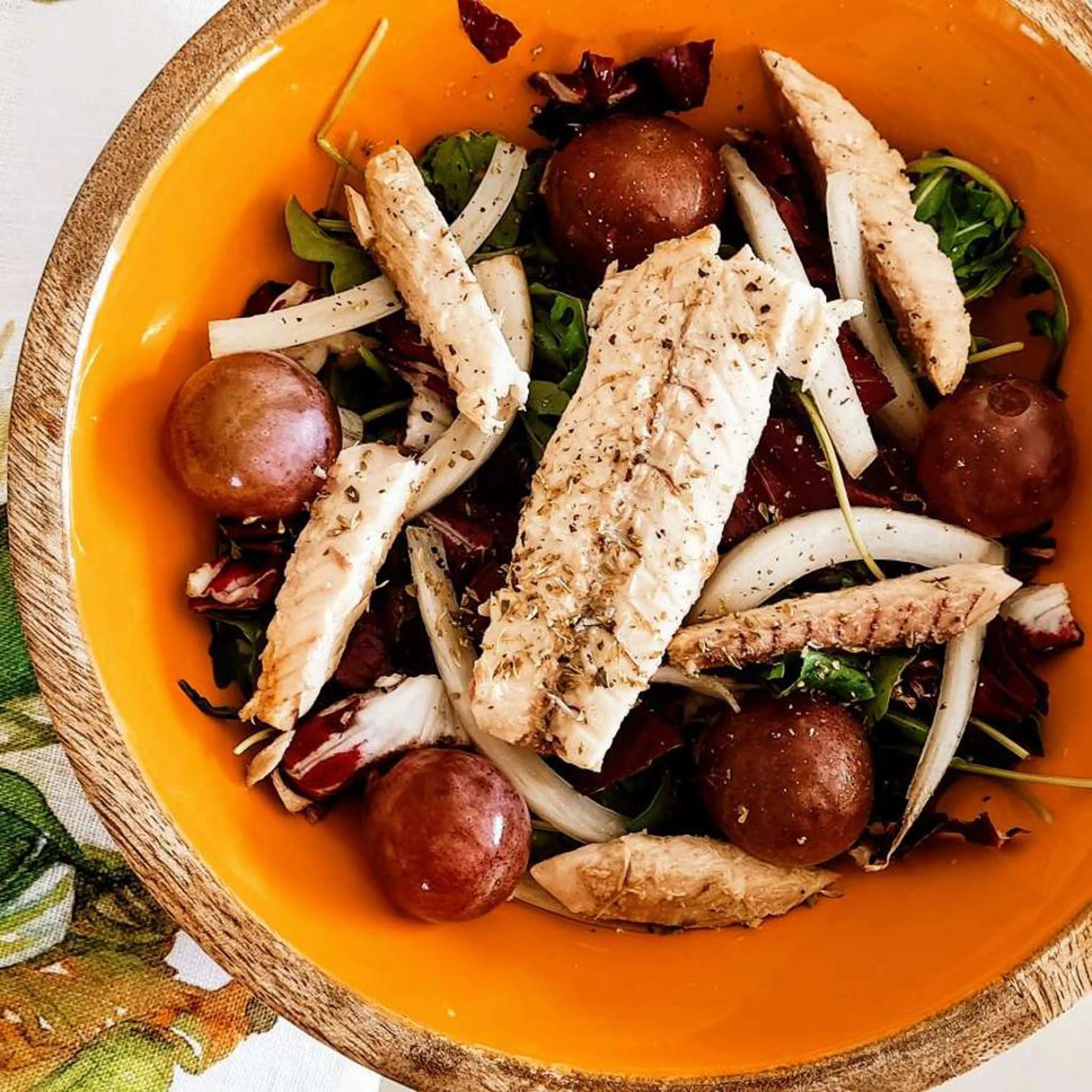 Salada leve com cavala e uva rosa