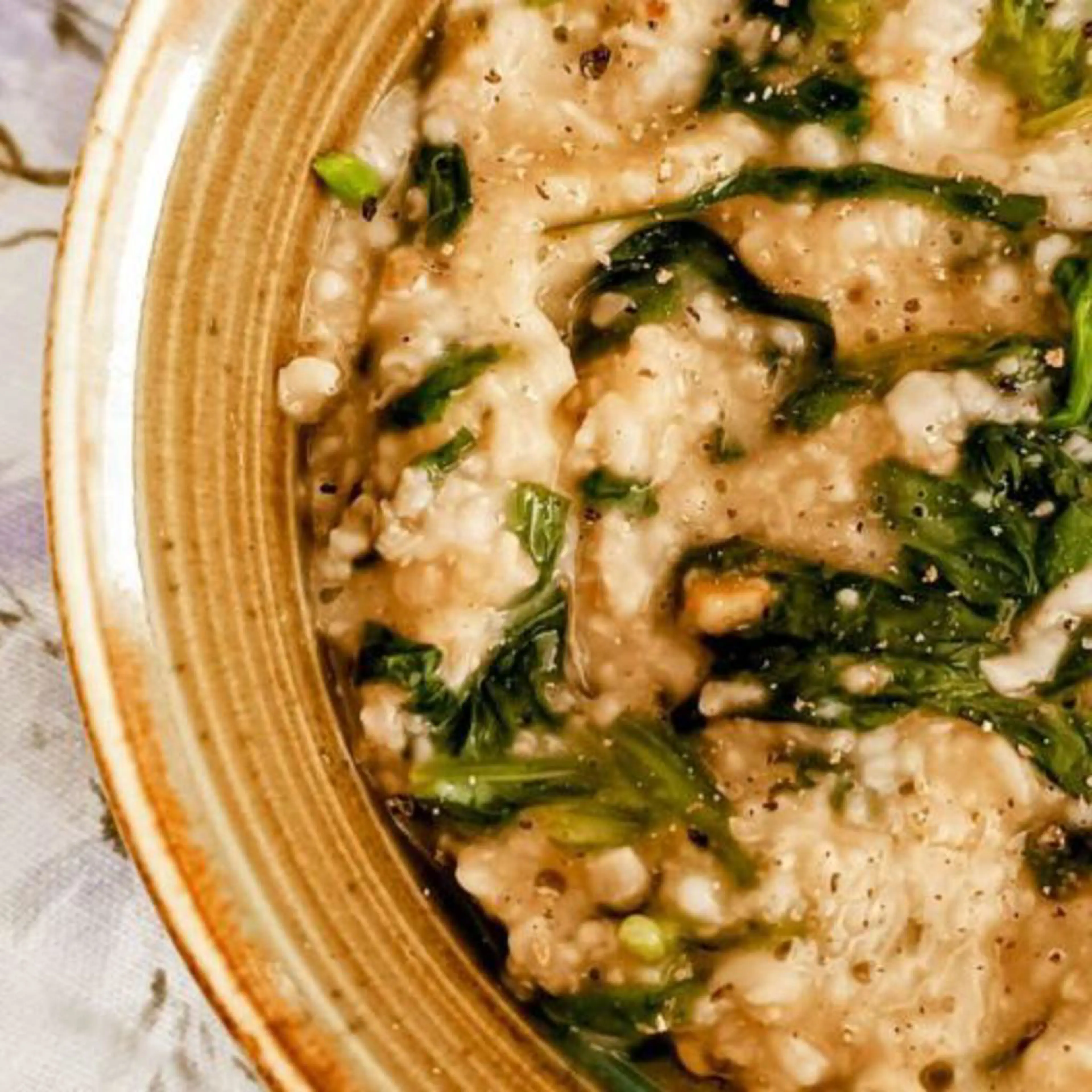 Savory porridge with spinach and turmeric