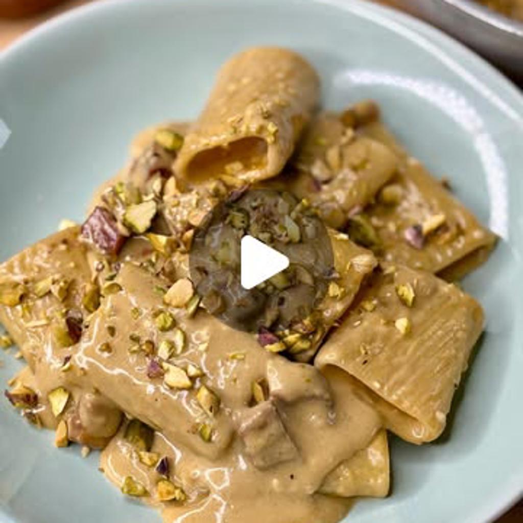 Paccheri con crema di pistacchi e guanciale croccante