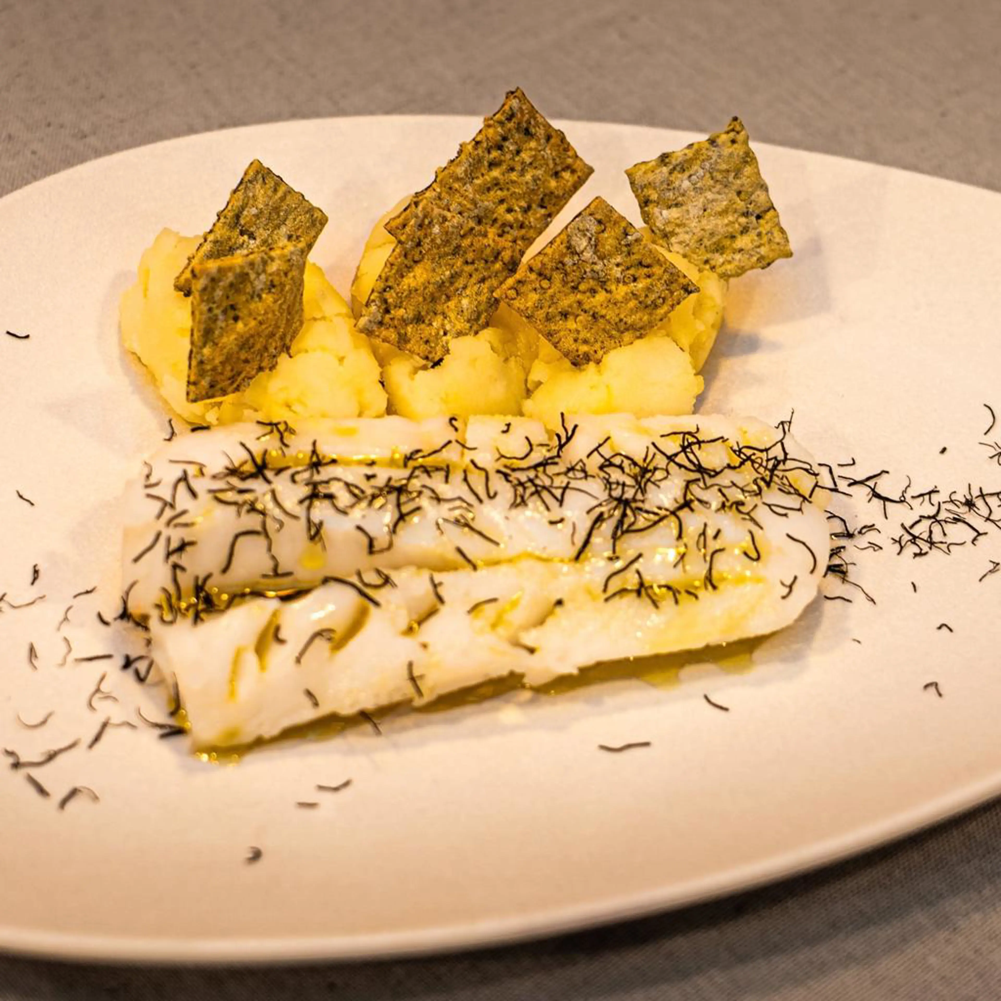 Gedünsteter Kabeljau mit Kartoffelpüree mit Öl und Gracilaria sowie Oriental-Surf-Crumble