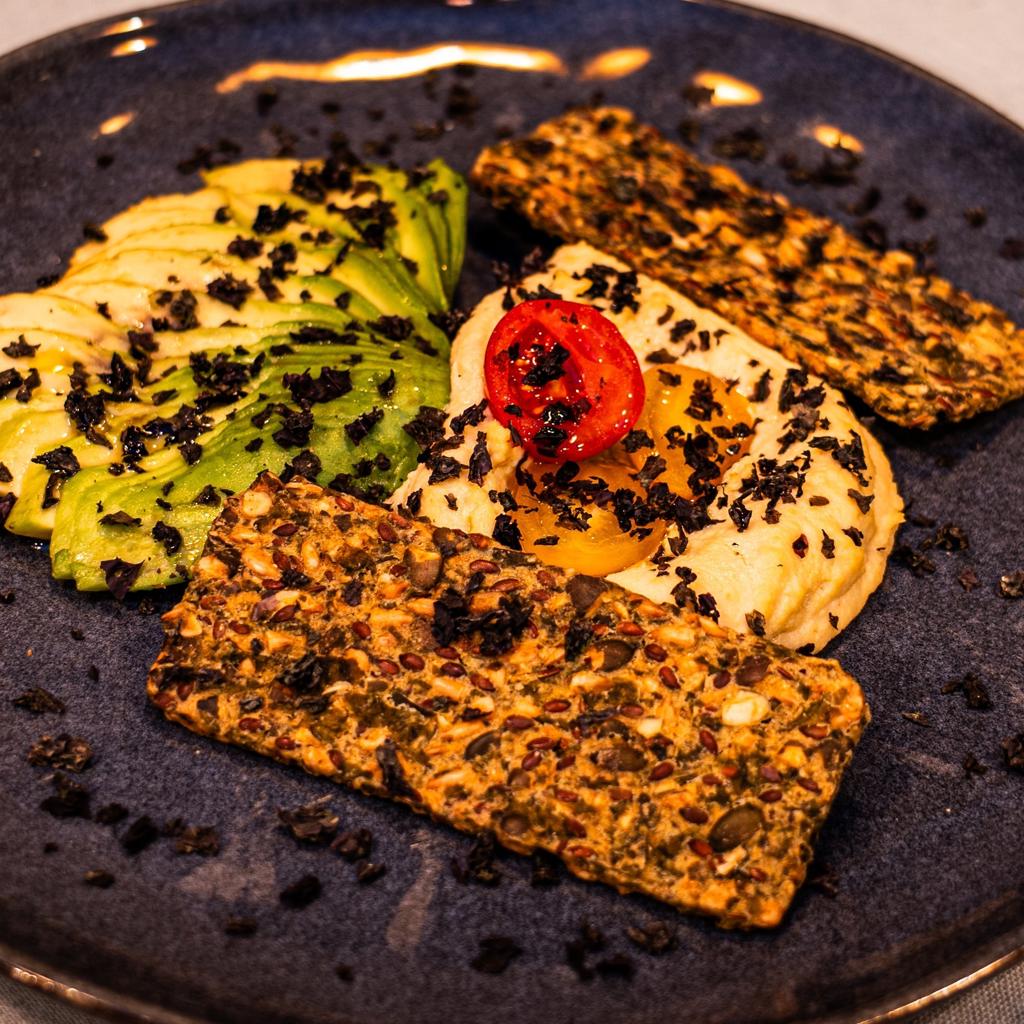 Kelp crunch with nori and avocado hummus