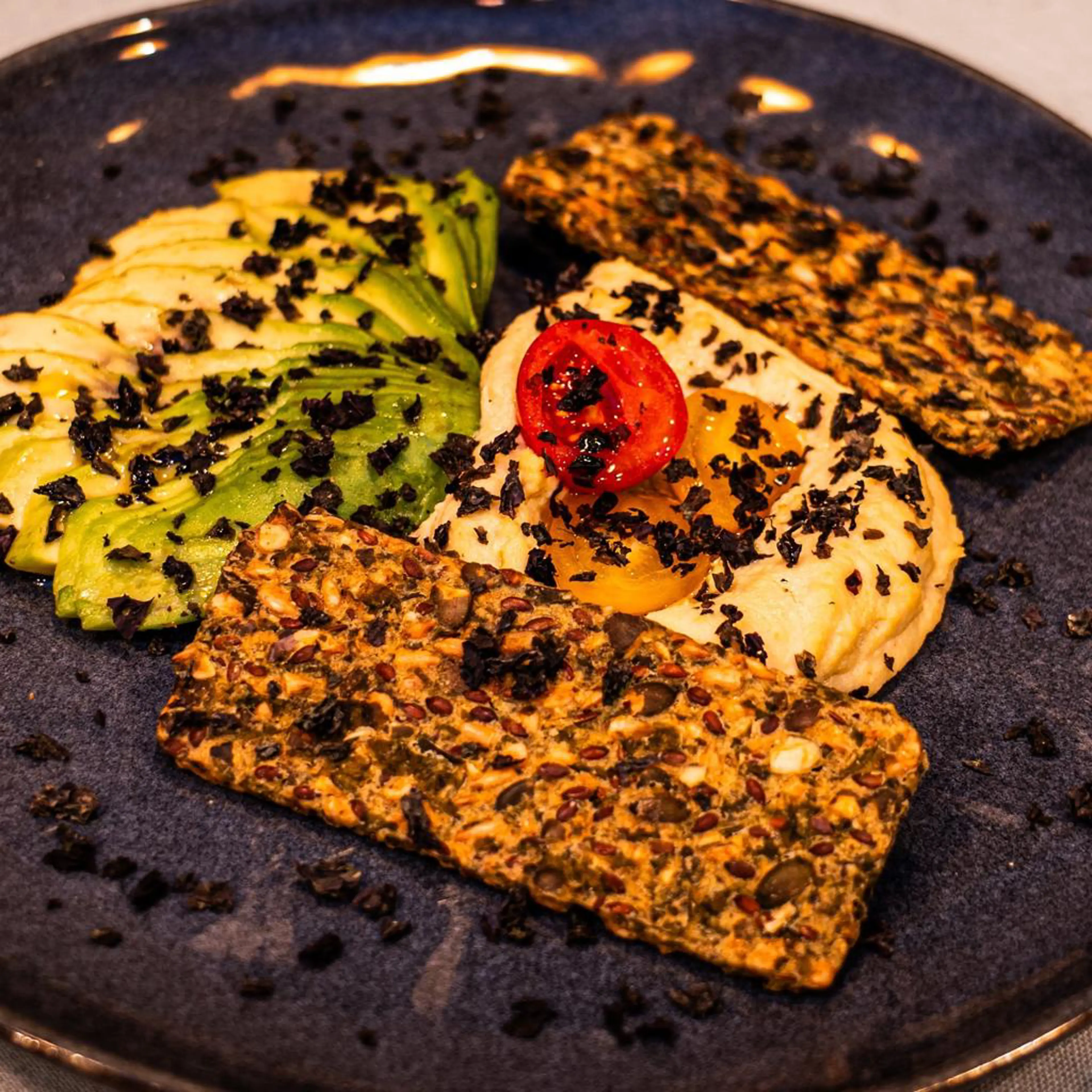 Kelp crunch con hummus al nori y aguacate