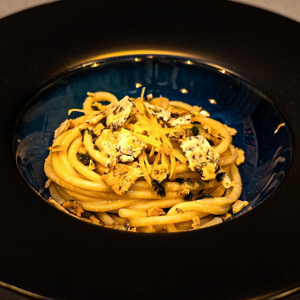 Spaghetti al limone con lattuga di mare e crumble red loop