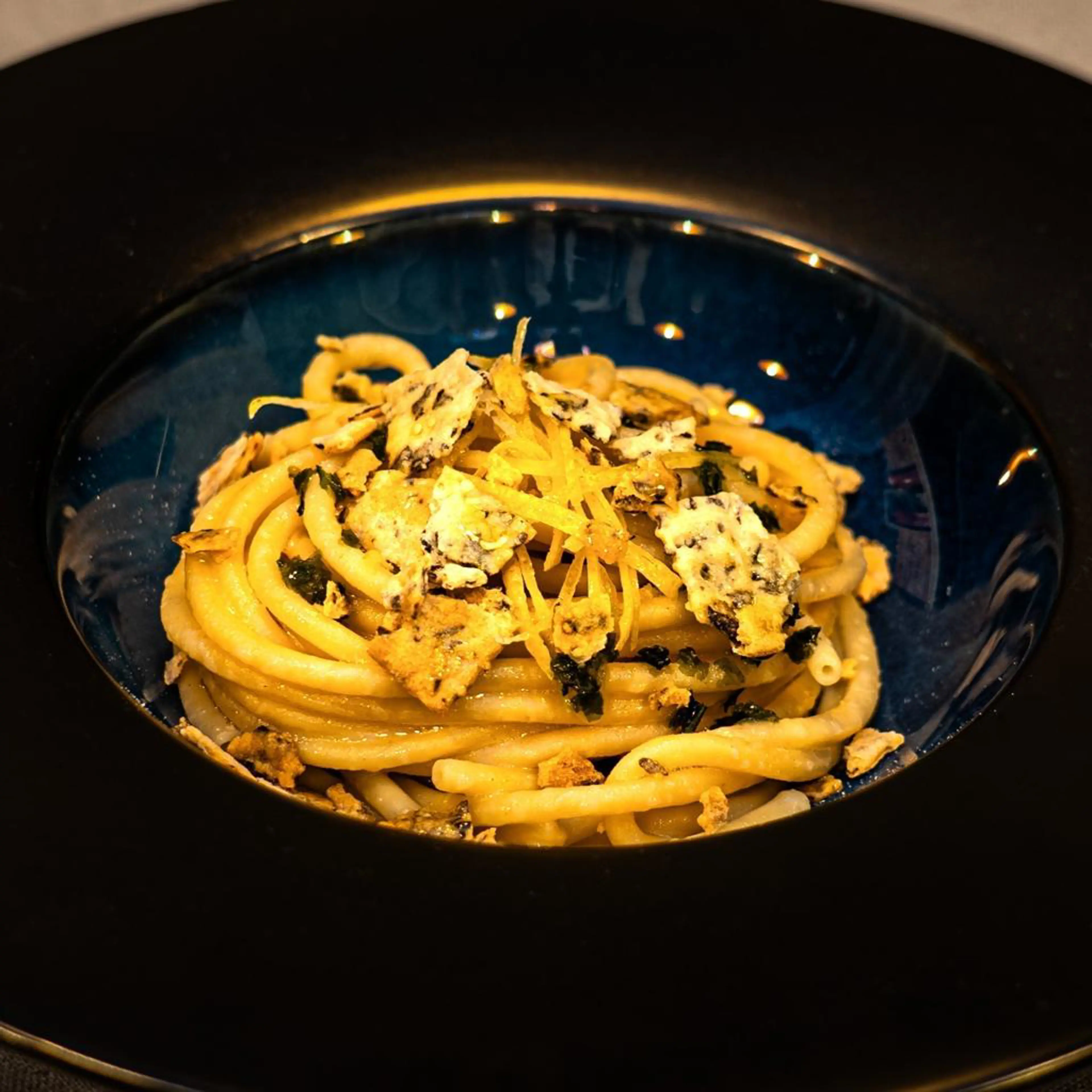 Spaghetti z cytryną, sałatą morską i kruszonką Red Loop