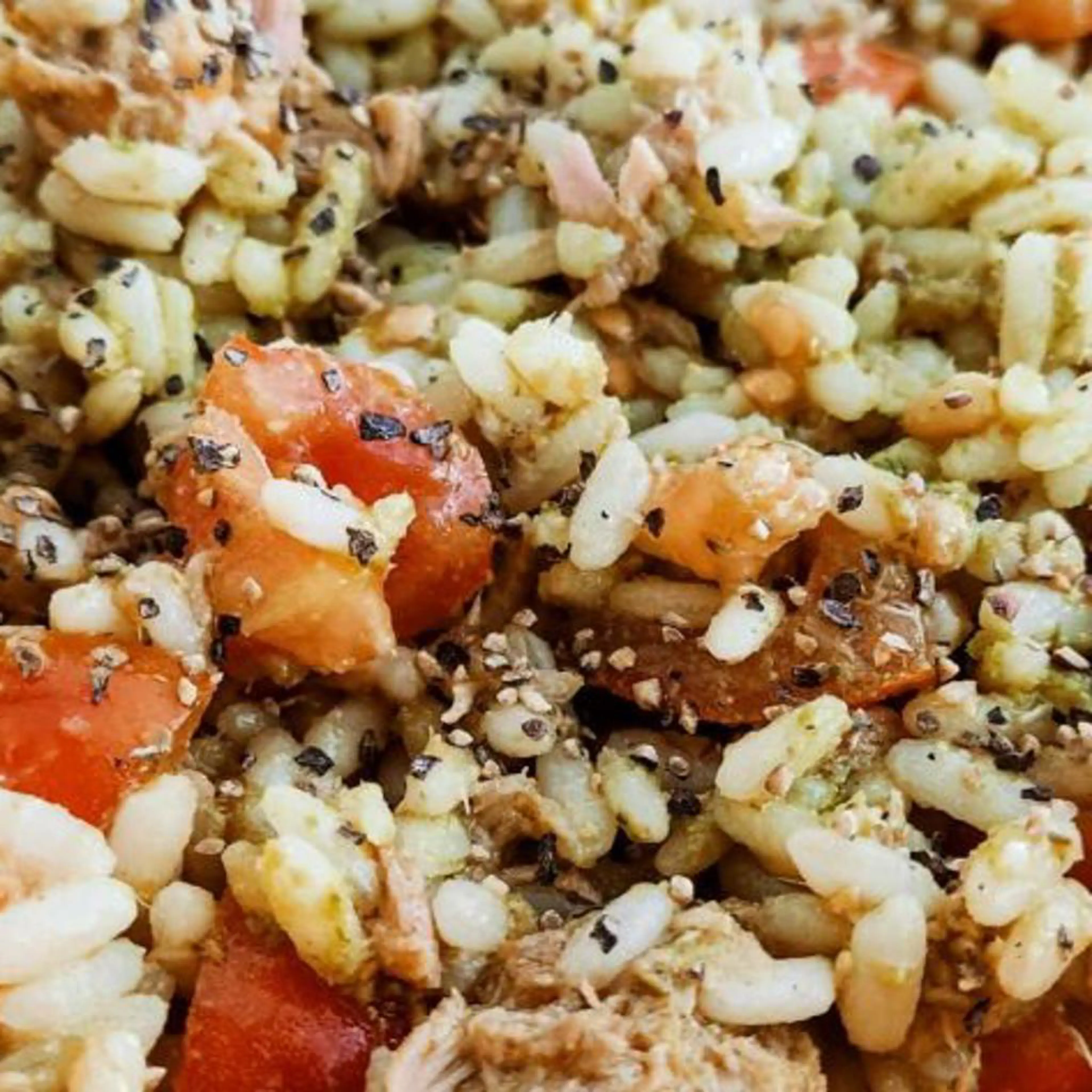 Cold rice with pesto, tomatoes and tuna