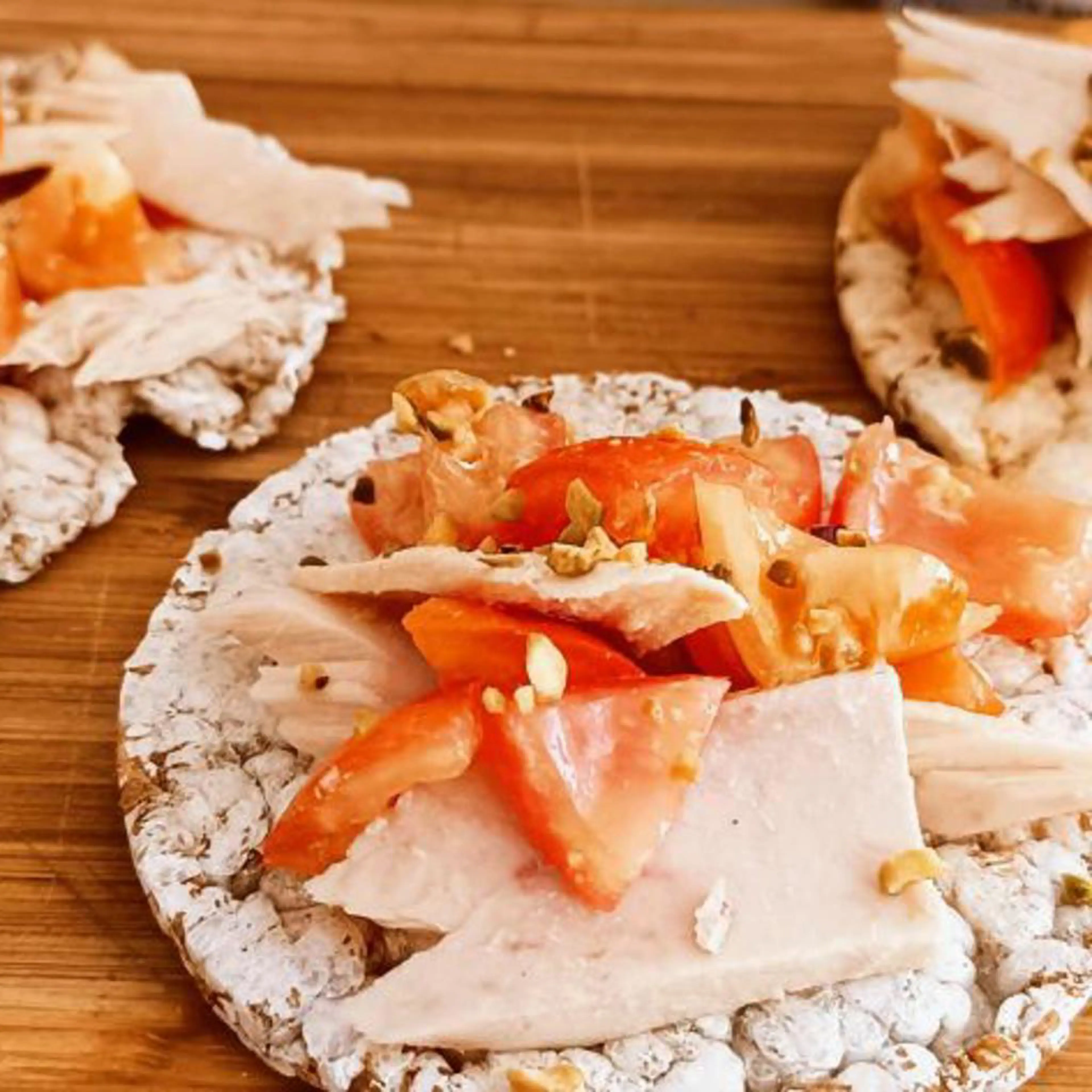 Rice cakes with cherry tomatoes and tuna
