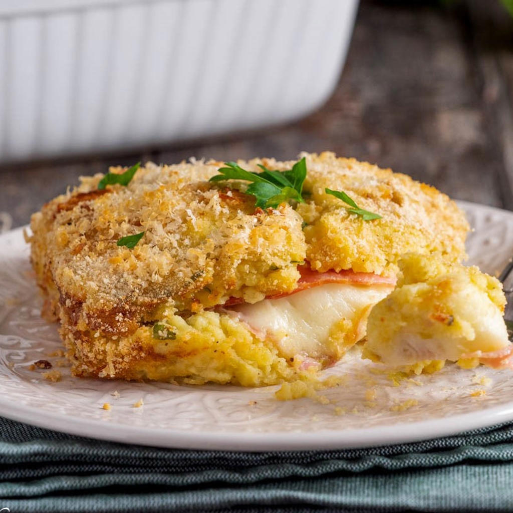 Gateau di patate (u grattò chi patati) con melanzane, prosciutto e caciocavallo