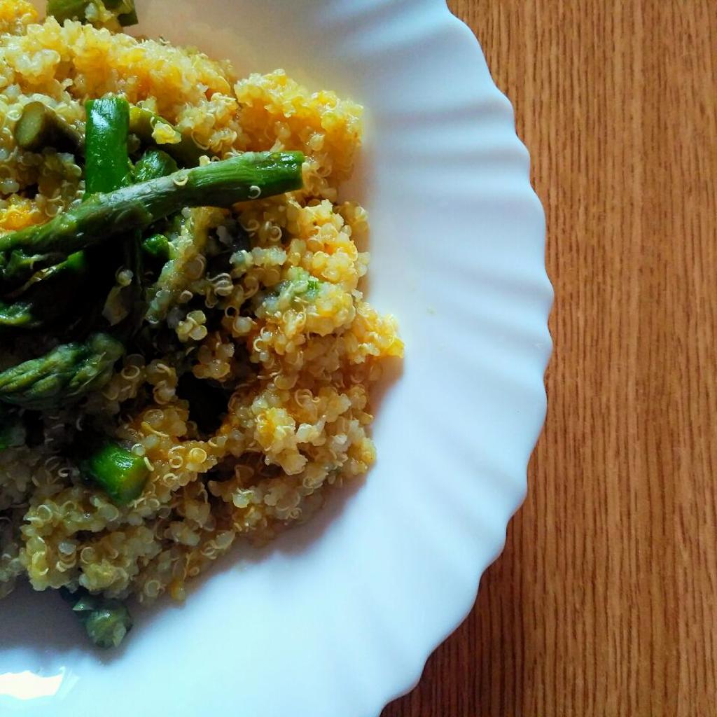 Quinoa integrale con asparagi, curcuma e zenzero