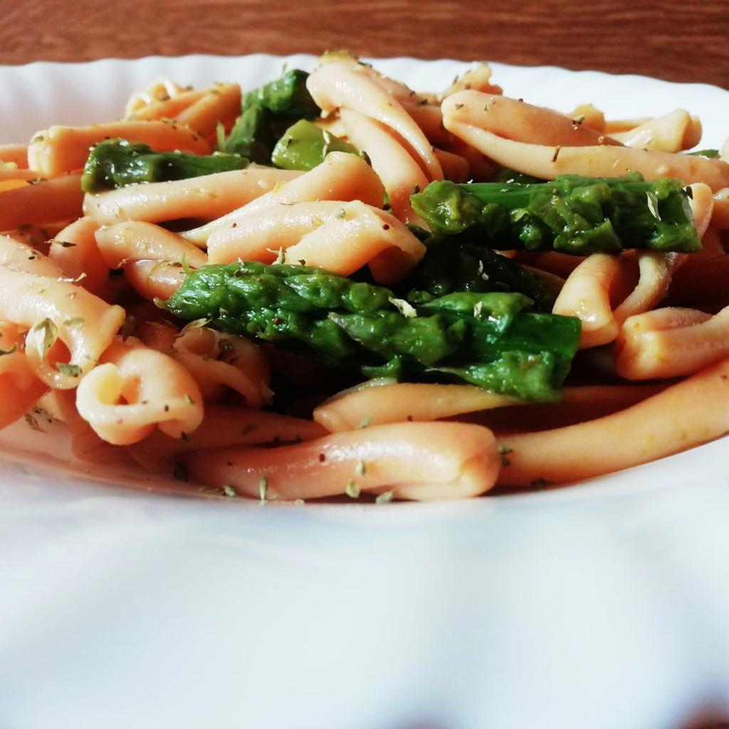 Pasta di ceci con asparagi