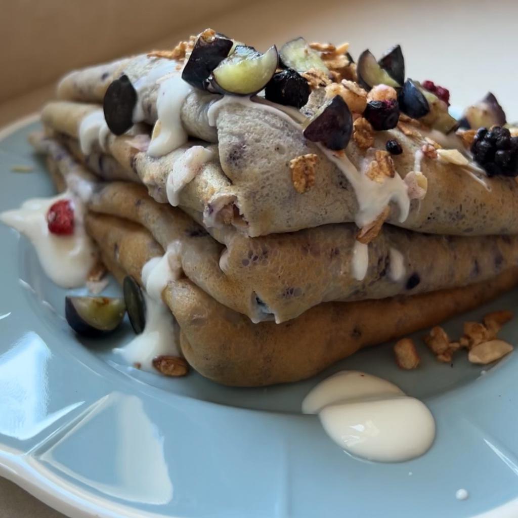 Crepes ai mirtilli con yogurt e granola