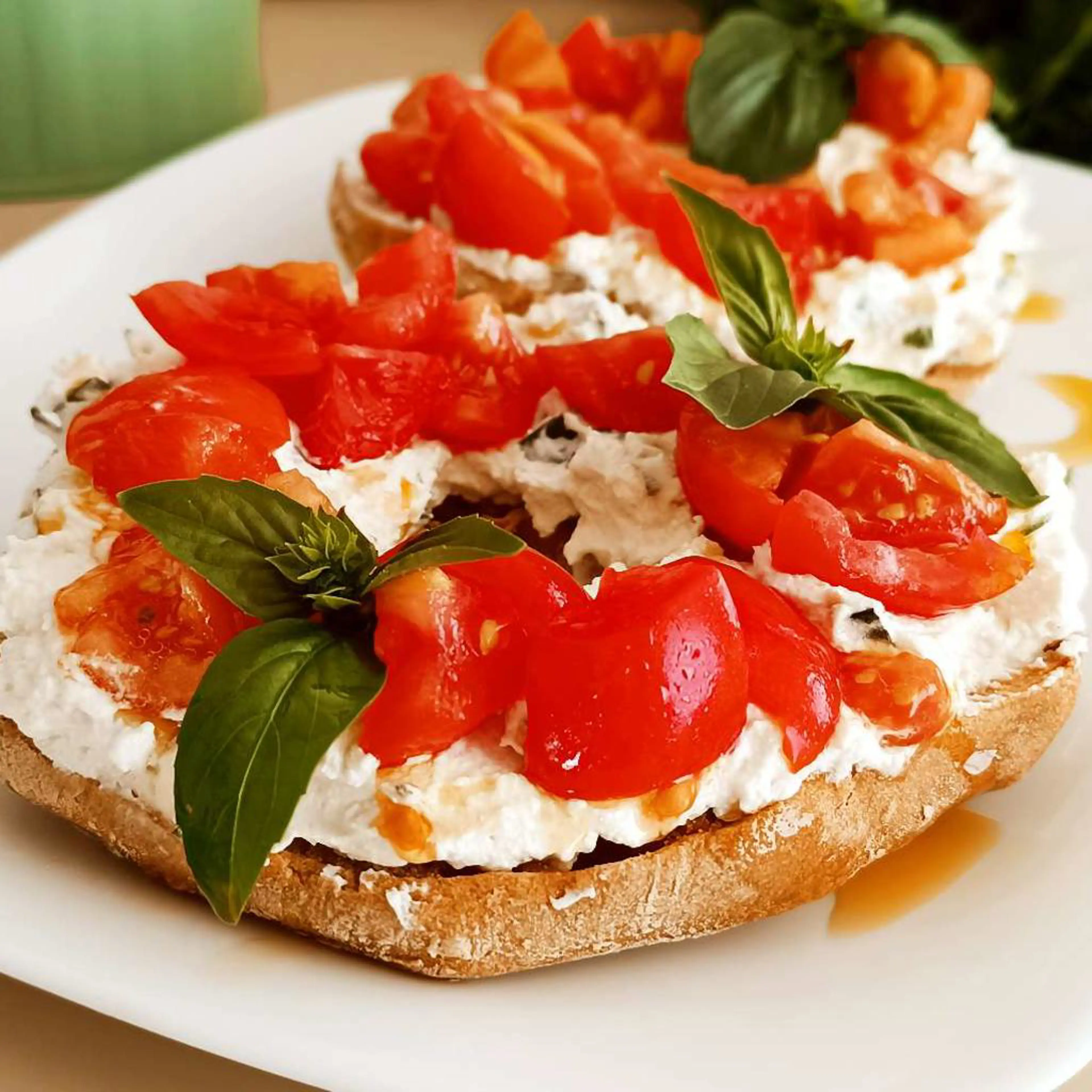 Friselle con crema di ricotta al basilico e pomodorini