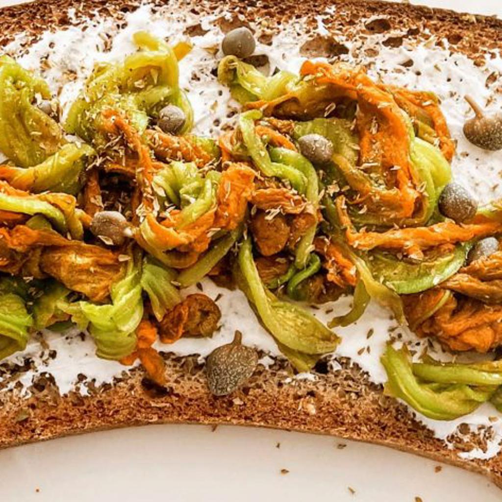 Toast with ricotta and zucchini flowers