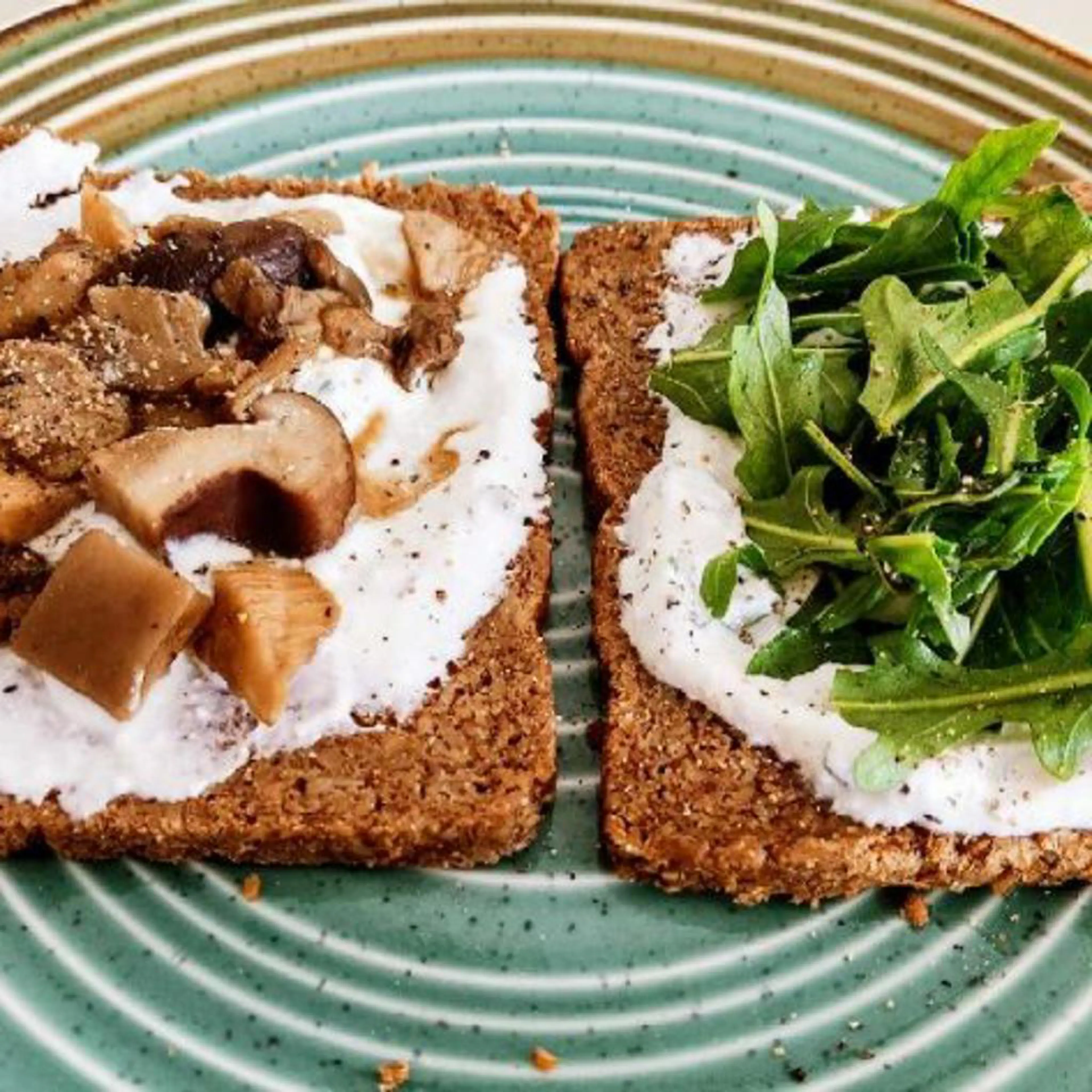 Vegetarian toasts with ricotta, mushrooms and arugula
