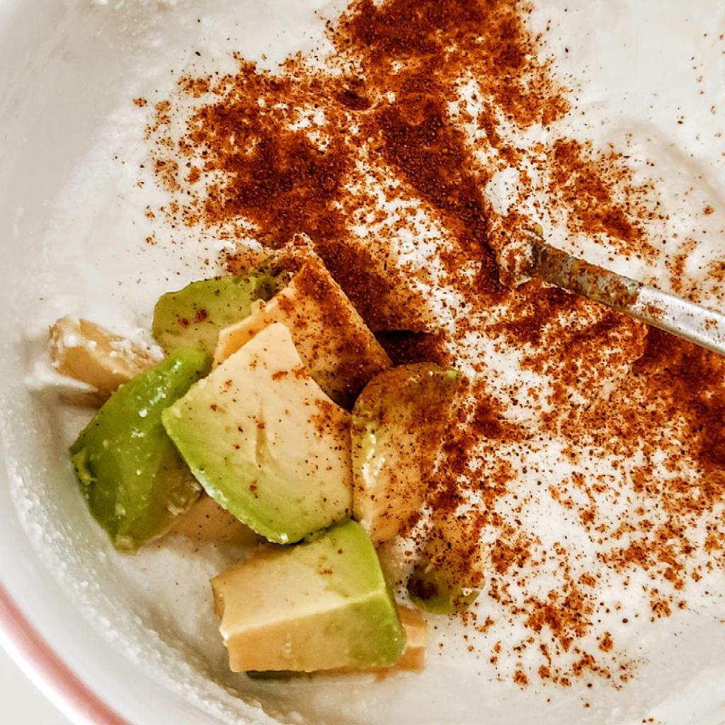 Crème légère de ricotta avec de la cannelle et de l'avocat