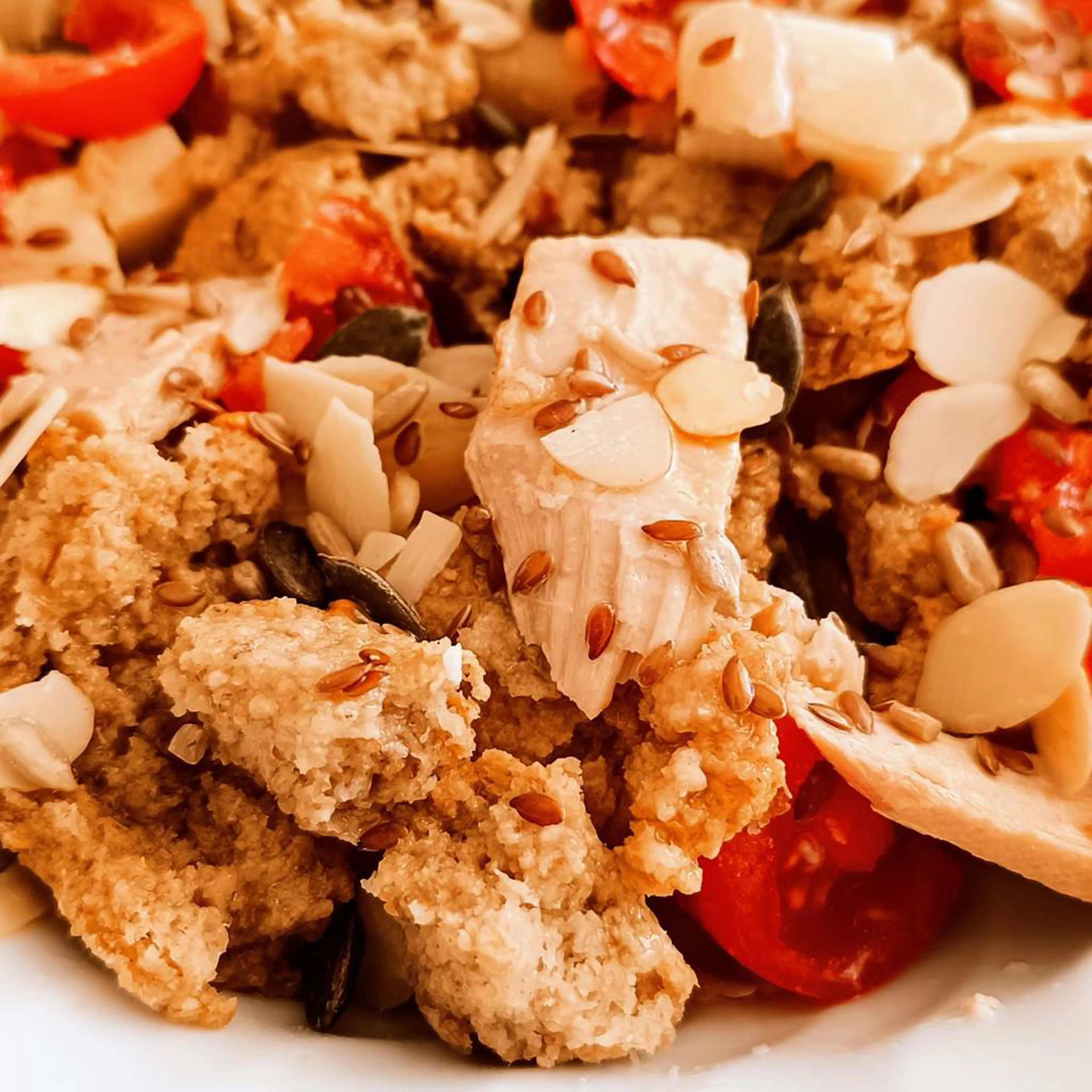 Panzanella with tuna, Apulian friselle and cheese
