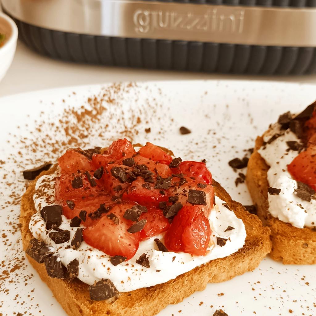 Toast con ricotta, fragole e cioccolato