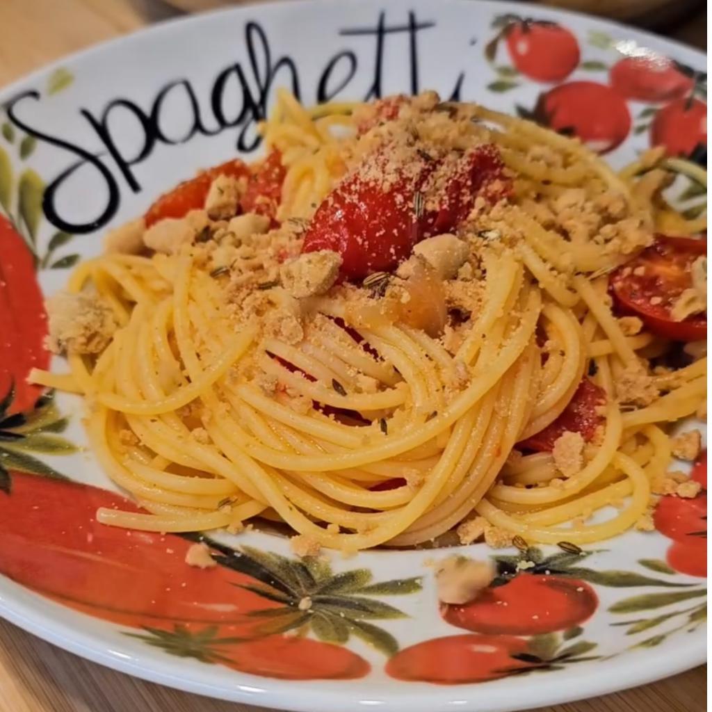 Gluténmentes spagetti morzsás tarallival és koktélparadicsommal