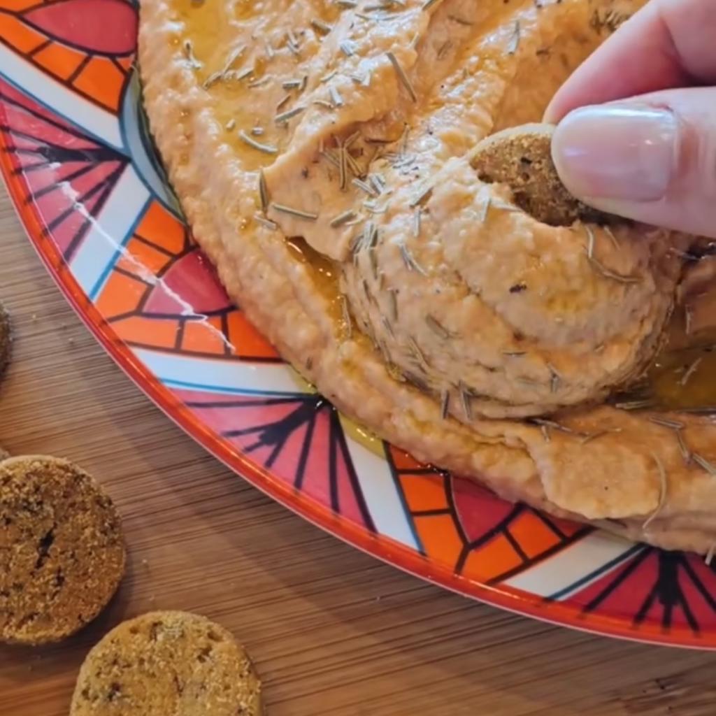 Hummus di peperoni & monete al rosmarino e lenticchie