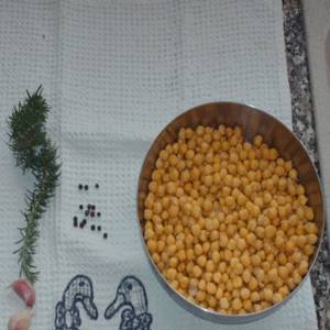 حمص بزيت الروزماري