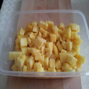 أناناس مع مكرونة الفواكه