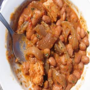 الفاصولياء مع جلد الخنزير