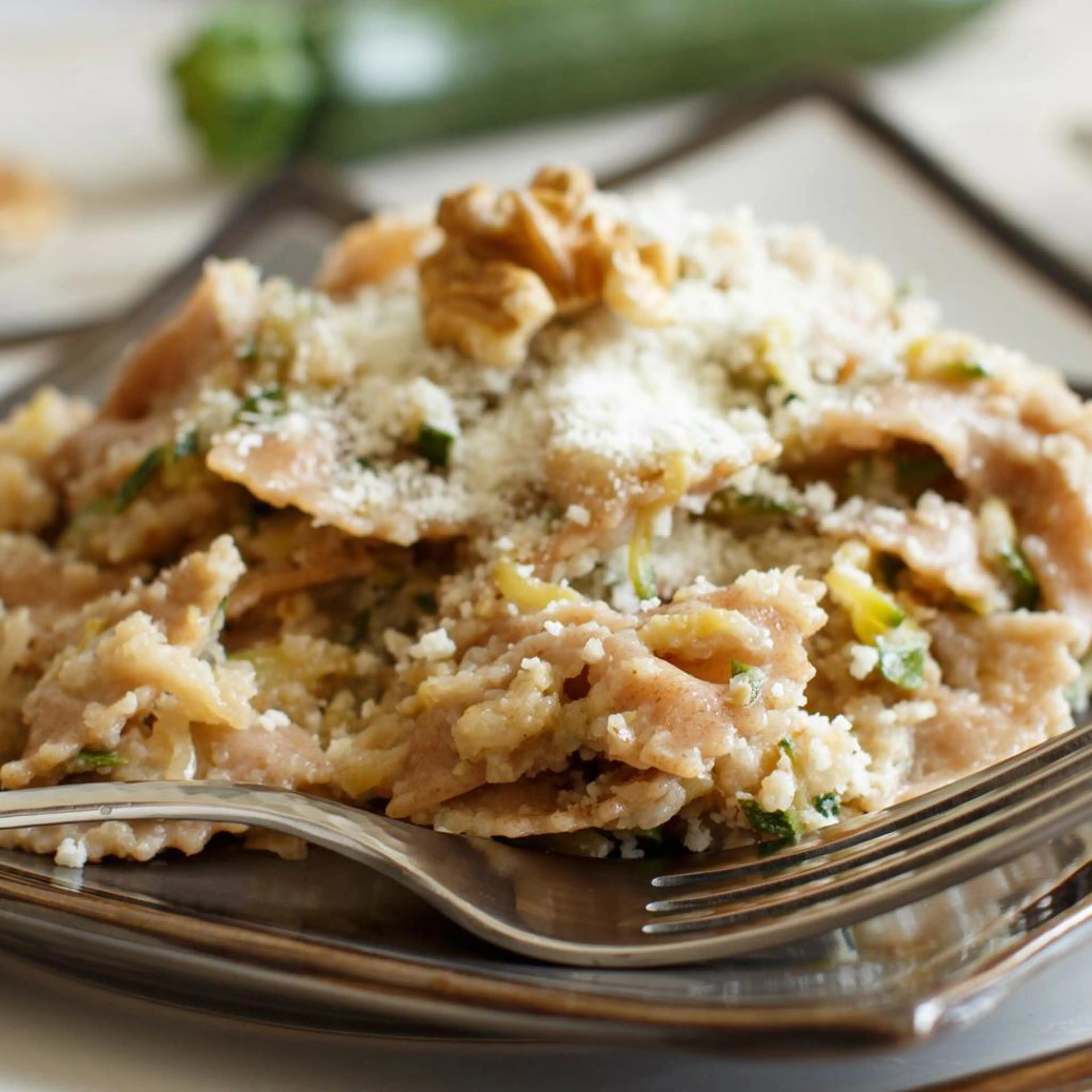 Farfalle con salchicha y calabacines
