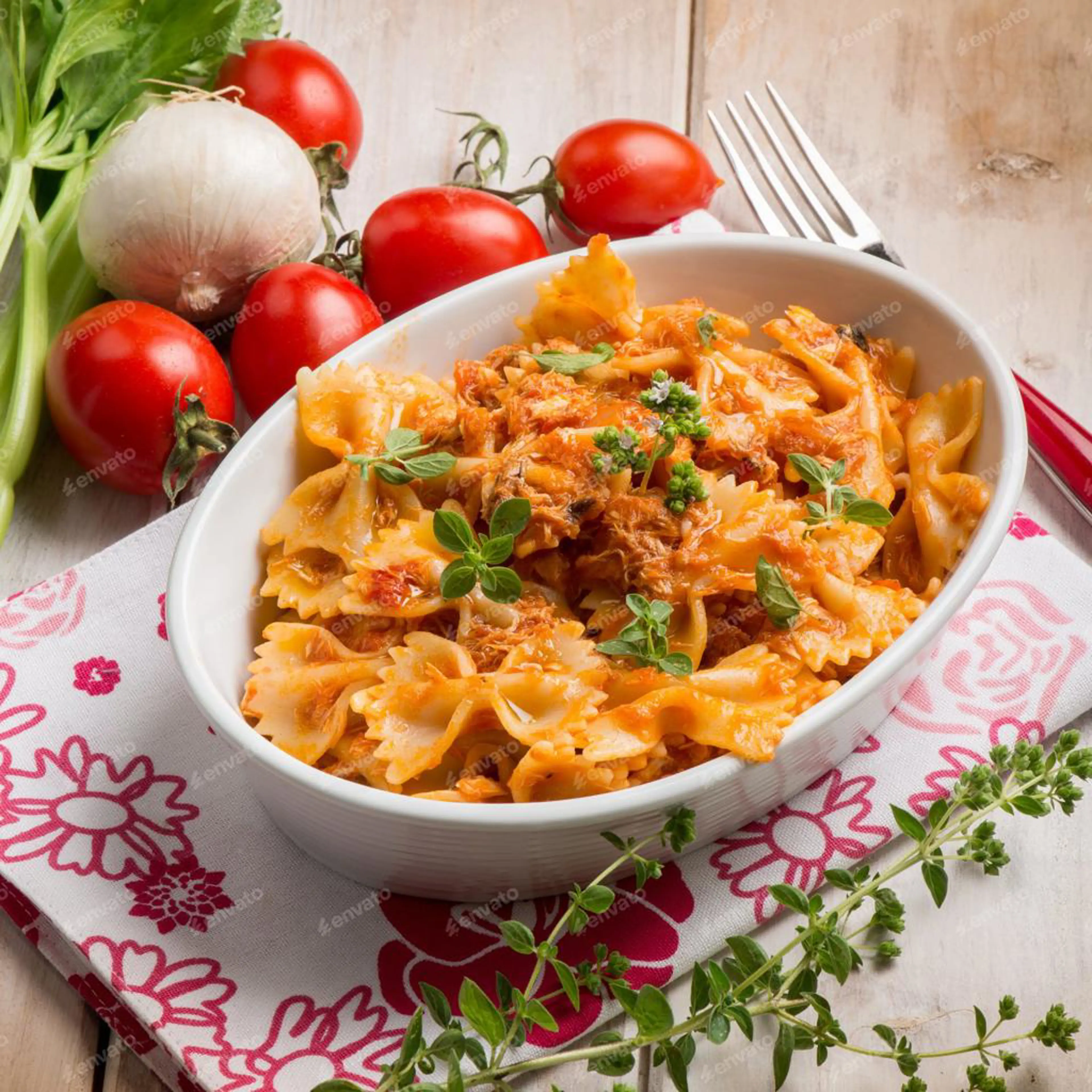 Farfalle au thon et à la tomate